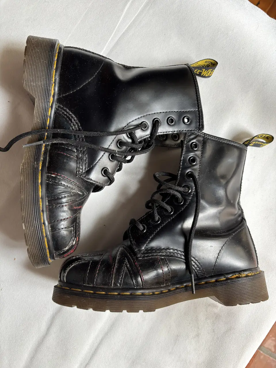Borcegos Dr. Martens negros de cuero, con cordones y suela gruesa. Estilo rocker y vintage.