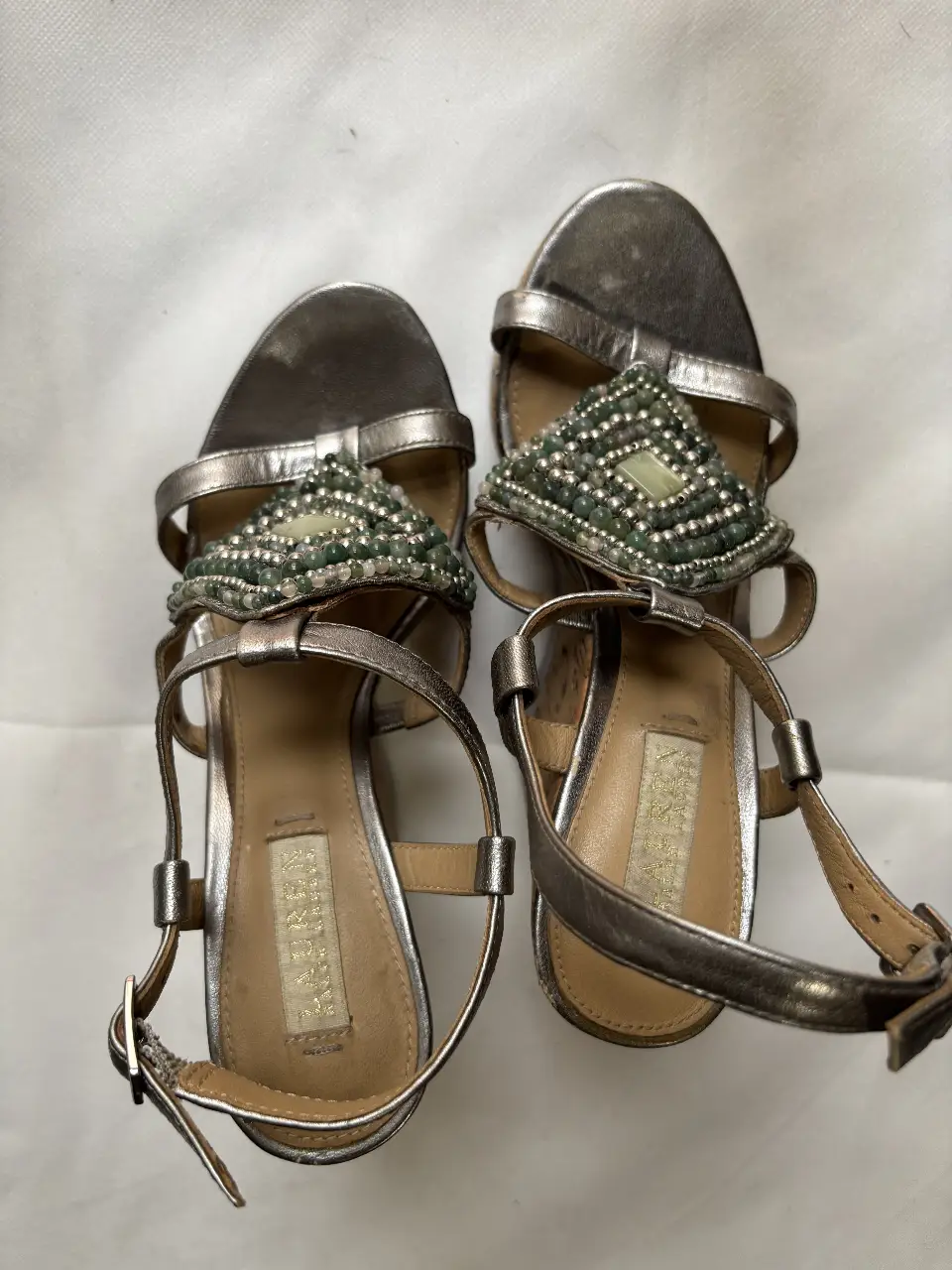 Sandalias RALPH LAUREN plateadas con plataforma de corcho y detalles de piedras verdes en la tira delantera. Ideales para un look de fiesta o salida.