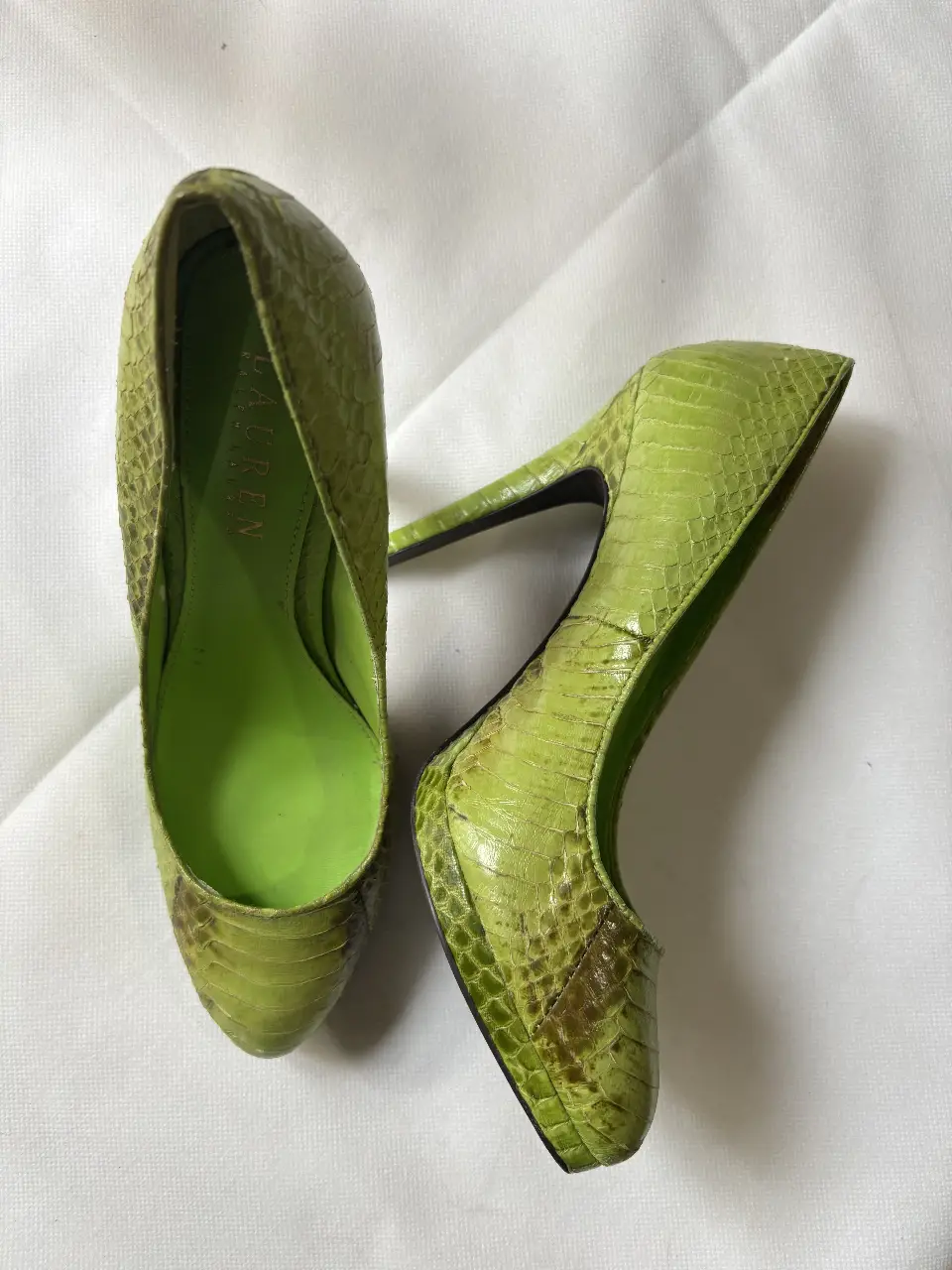 Tacos de mujer RALPH LAUREN, color verde lima con estampado de serpiente. Ideales para una fiesta o evento especial.
