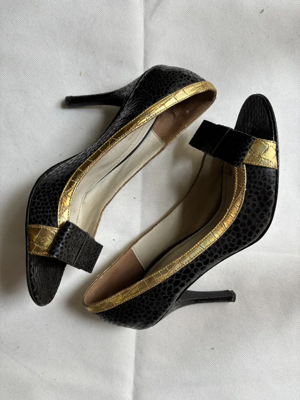 Elegantes zapatos de taco alto para mujer JACKIE SMITH, con diseño en negro y detalles dorados. Ideales para eventos formales y fiestas.