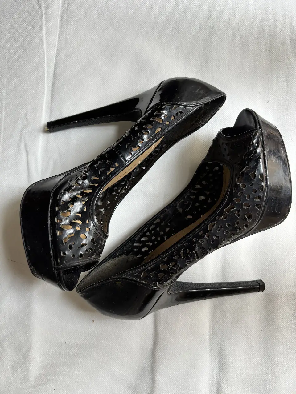 Tacos negros de Forever 21 con detalles calados. Ideales para una fiesta o evento especial.