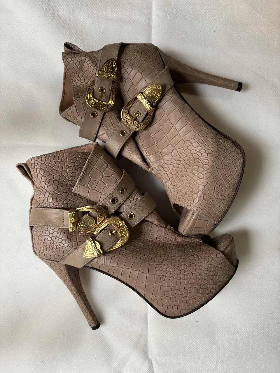 Botines de cuero VALDEZ sintético color marrón con detalles dorados y hebillas. Ideales para un look elegante y sofisticado.