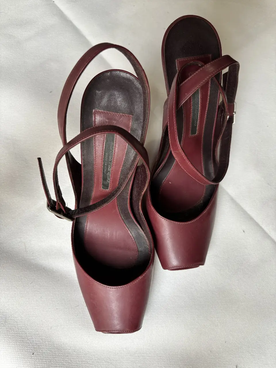 Sandalias de cuero FRANCISCO RODRÍGUEZ (Italy) color bordó con taco fino y tira en el tobillo. Ideales para una ocasión especial.