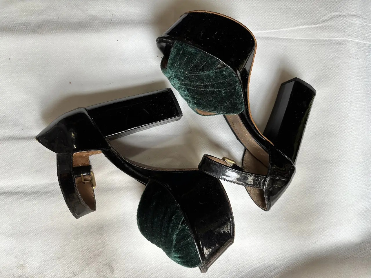 Sandalias PARUOLO de plataforma negras con detalle de terciopelo verde en la capellada. Tacos altos y pulsera con hebilla para un ajuste seguro. 