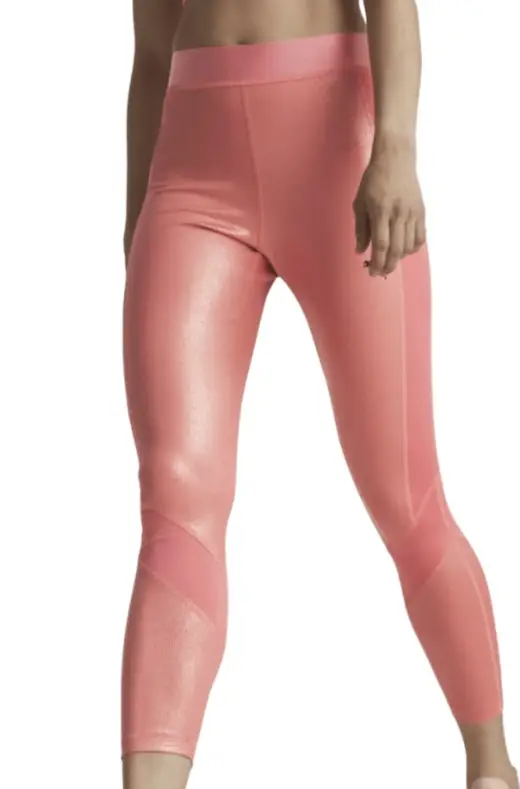 Calza deportiva rosa puma para mujer, ideales para entrenamientos y actividades físicas. Diseño ajustado y cómodo.