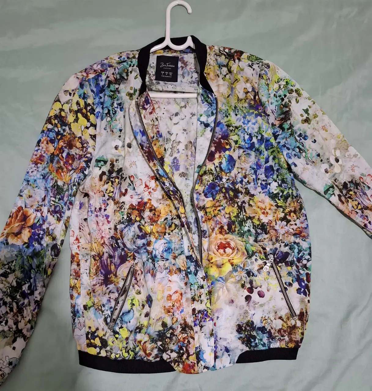 Campera zara con estampado floral vibrante, ideal para un look moderno y llamativo. Perfecta para agregar un toque de color y estilo a cualquier outfit.