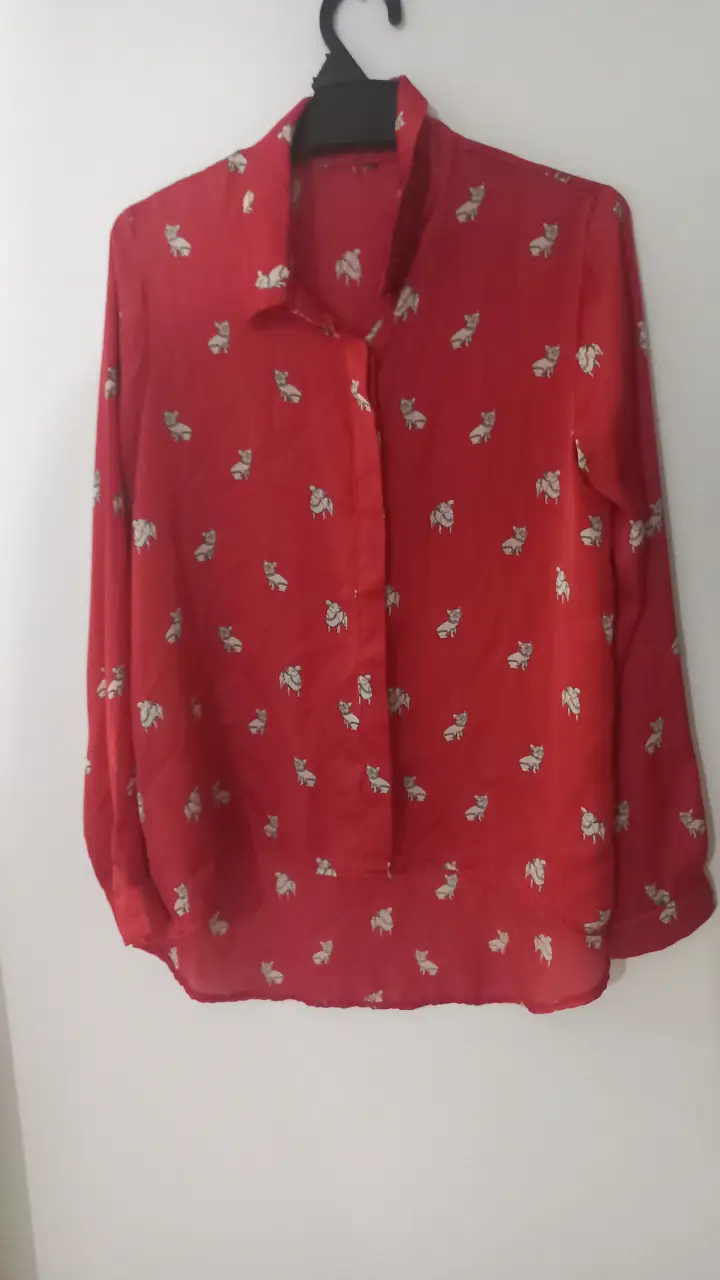 Camisa roja con estampado de perritos. Ideal para un look casual y divertido.