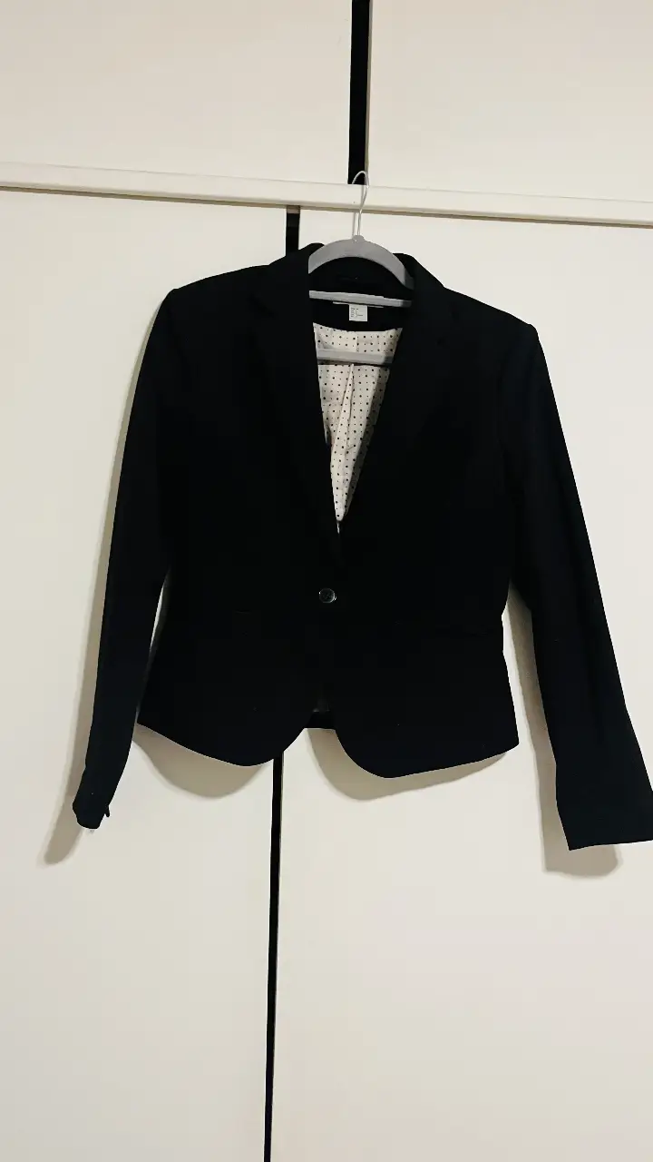 h&m talle s. Elegante blazer negro de mujer, ideal para un look formal o de trabajo. Confeccionado con un tejido de calidad y un diseño clásico que nunca pasa de moda.