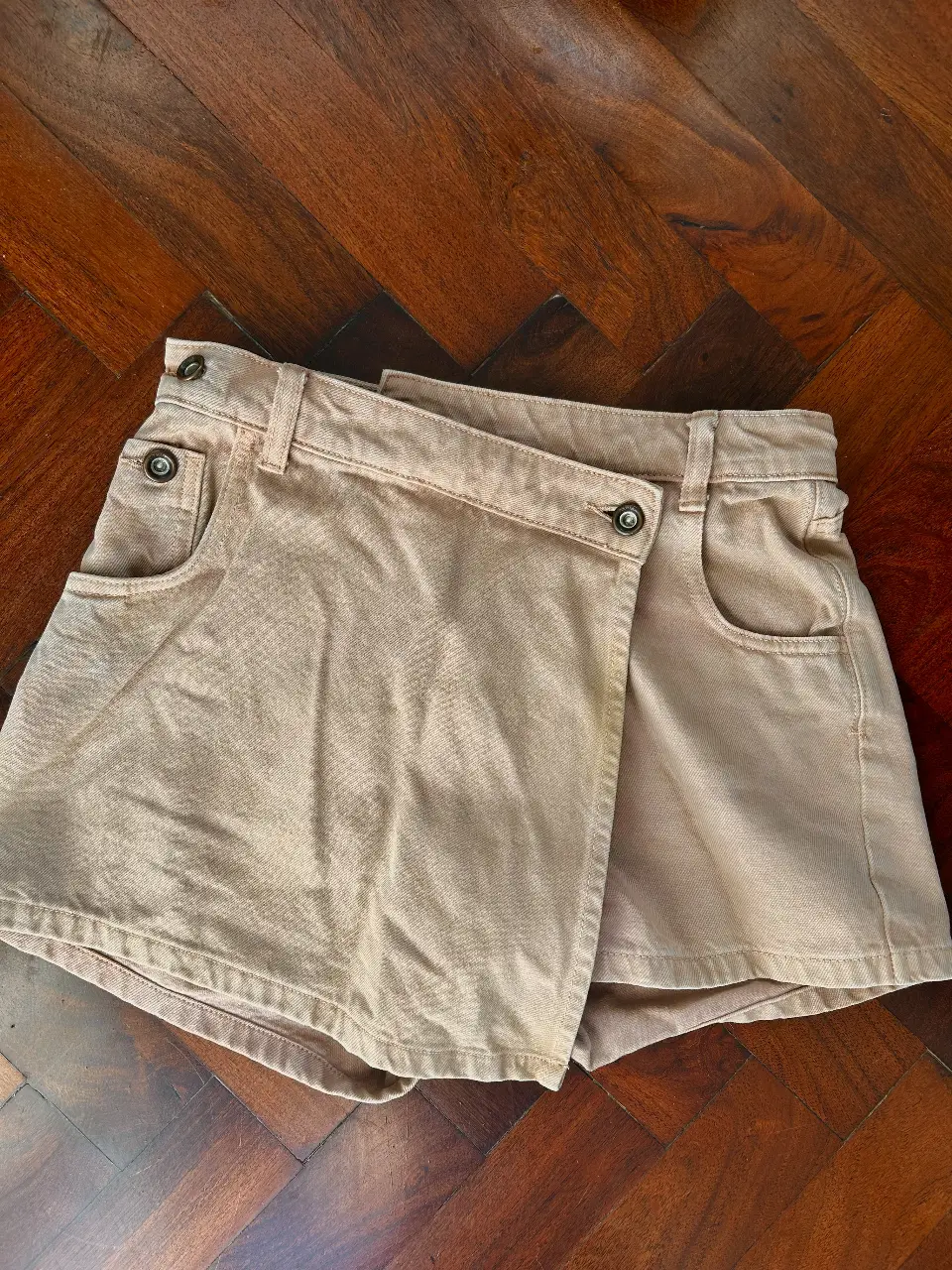 Skort de jean de mujer, color rosa viejo, de la marca Zara, talle M, con bolsillos y cierre con botones.