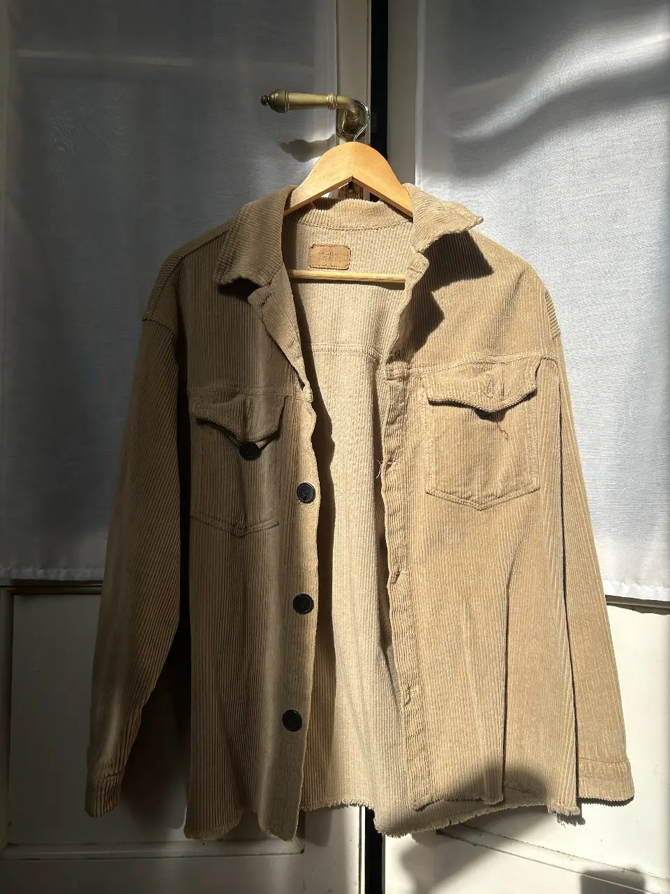 Camisa/campera de corderoy color Beige, con dos bolsillos delanteros y botones negros. Ideal para un look casual y canchero. Marca Le Utthe