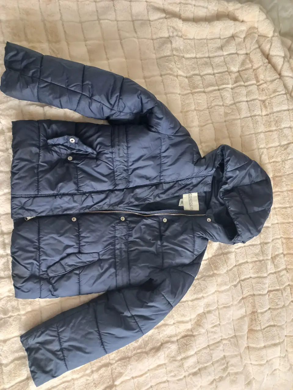 Campera azul oscura CONIGLIO, acolchada, con capucha y cierre. Talle 10.