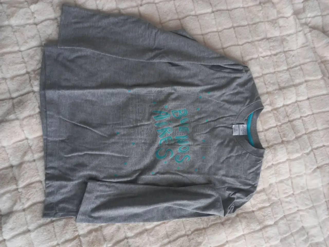 Remera de manga larga gris para niño con estampado de la ciudad de Buenos Aires en color celeste. Ideal para un look casual y cómodo.