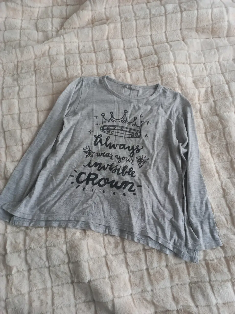 Remera de manga larga gris para niña, con estampado de corona y frase 'always wear your invisible crown'. Marca Mimo & Co, talle 8.