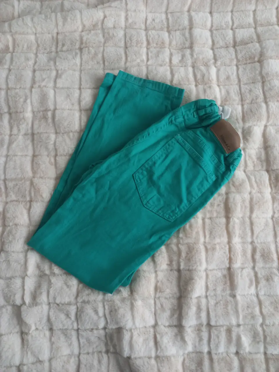 Pantalón chino de color verde turquesa para niño, con etiqueta de talle 10. Marca M&C.