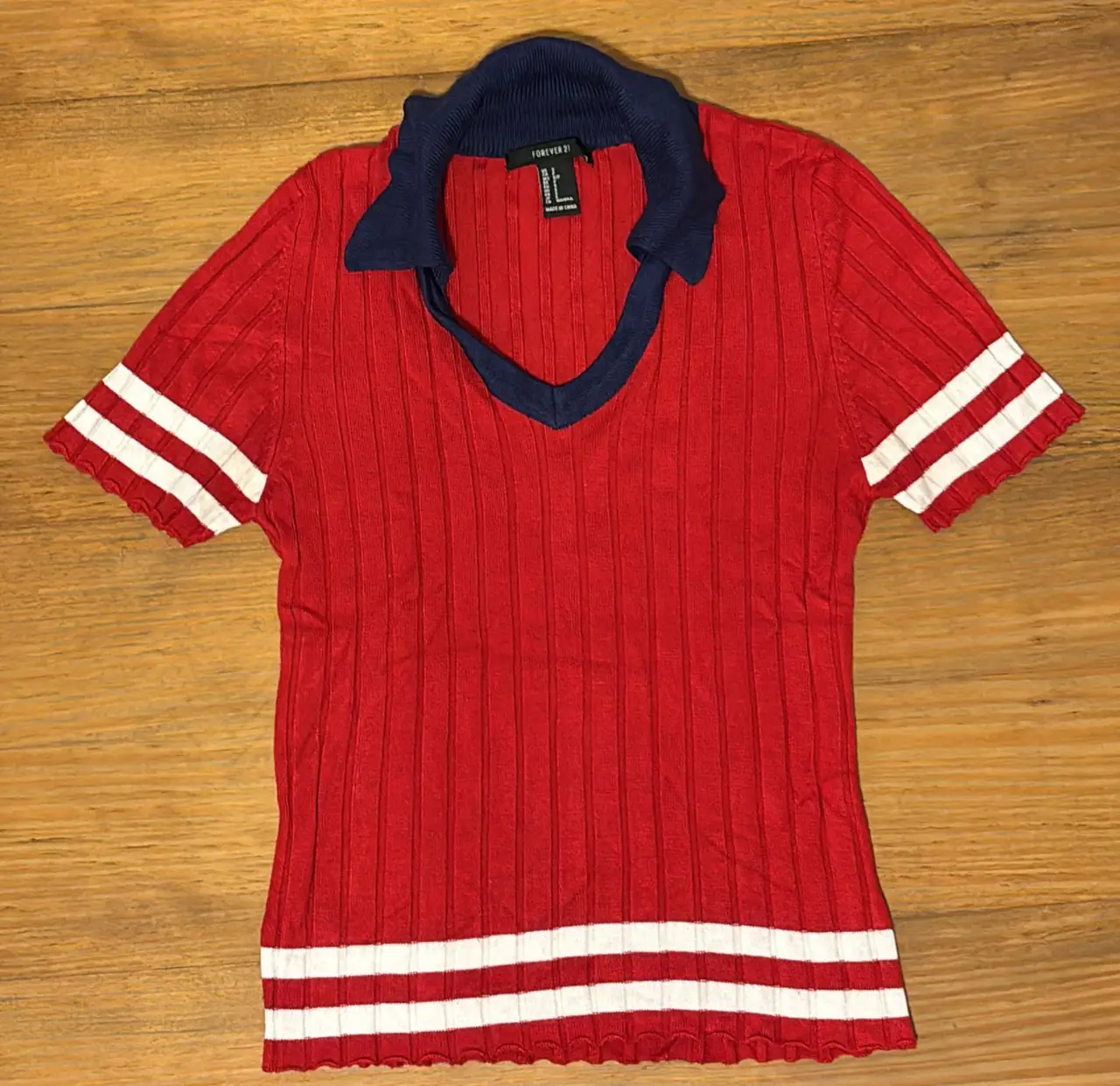 Remera deportiva de mujer, estilo retro, con cuello polo y detalles en blanco. Ideal para un look casual y cómodo. 35 cm de sisa y 50 cm de largo.