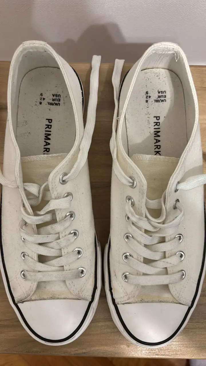 Zapatillas de lona blancas de la marca Primark, ideales para un look casual y cómodo. Tienen cordones y su diseño es clásico y versátil. Plantilla mide 27 cm.