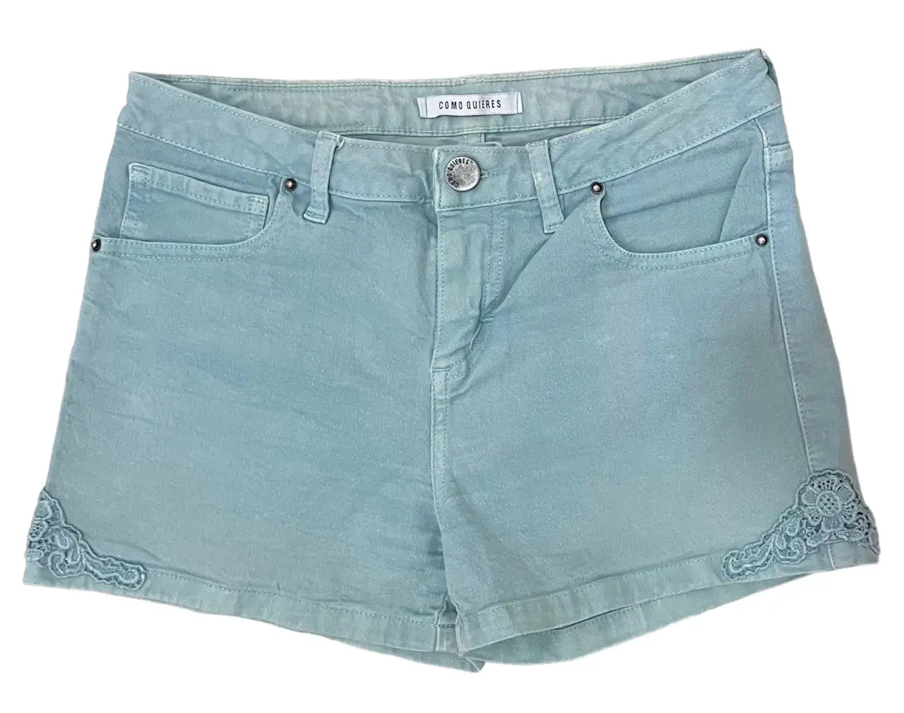 Short de jean celeste claro con detalles de encaje en los laterales. Ideal para un look casual y fresco.