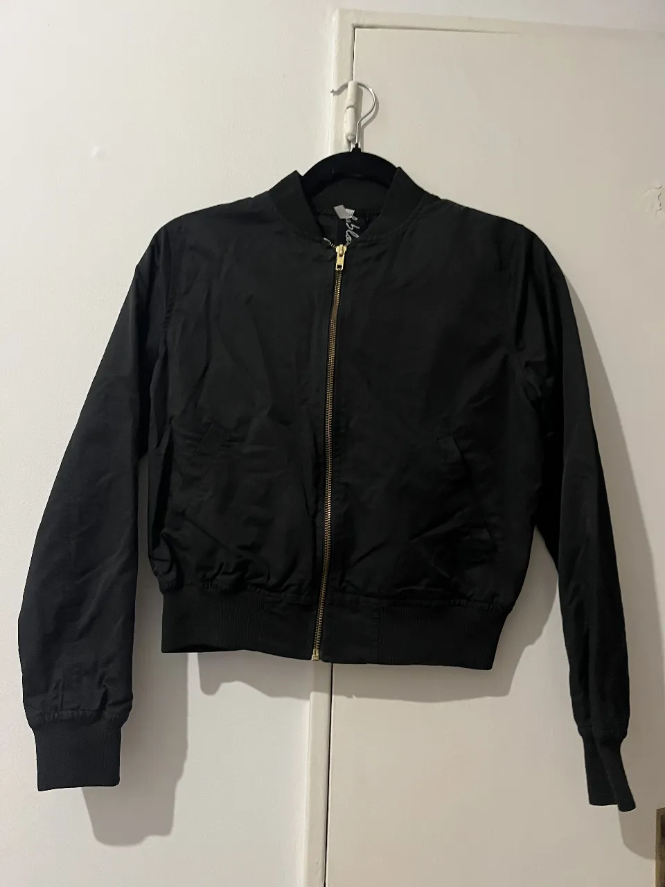 Campera bomber negra con bordado de águila y "Wild Spirit" en la espalda. Ideal para un look canchero y con actitud.