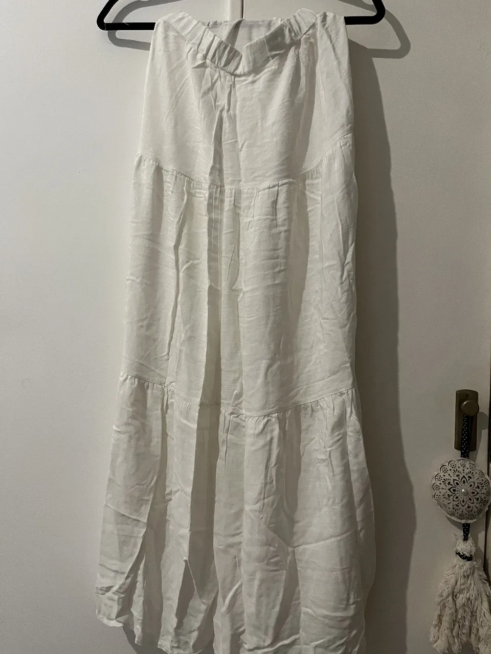 Pollera blanca larga. Diseño con tajos y detalles de frunces en la falda. Ideal para un look fresco y veraniego.