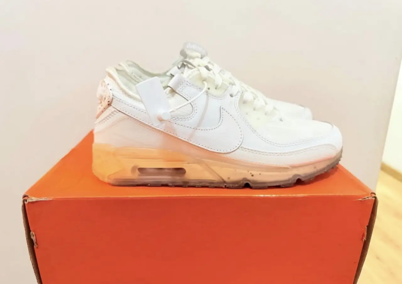Zapatillas Nike Air Max 90 "Water For" blancas, con detalles en naranja y suela translúcida. Diseño moderno y cómodo, ideal para uso diario. en caja nuevas originales 