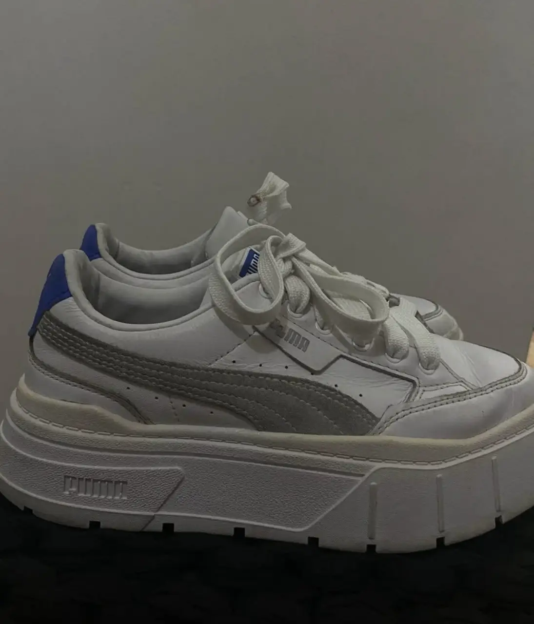 Zapatillas Puma Mayze con plataforma, blancas con detalles en gris y azul. Ideales para un look urbano y moderno. Original 