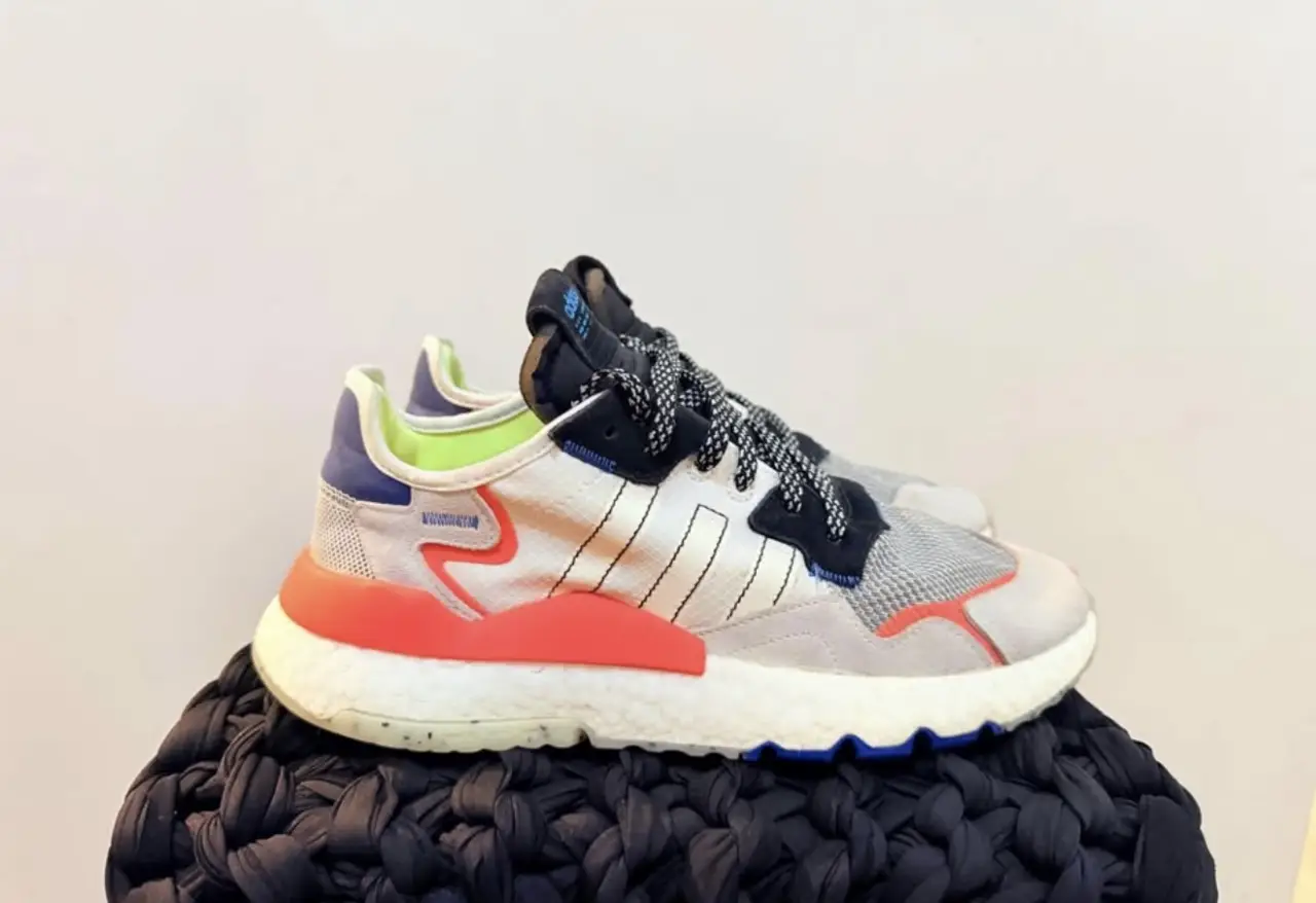 Zapatillas Adidas Nite Jogger, con detalles en rojo, azul y amarillo. Diseño moderno y cómodo, ideales para uso diario.