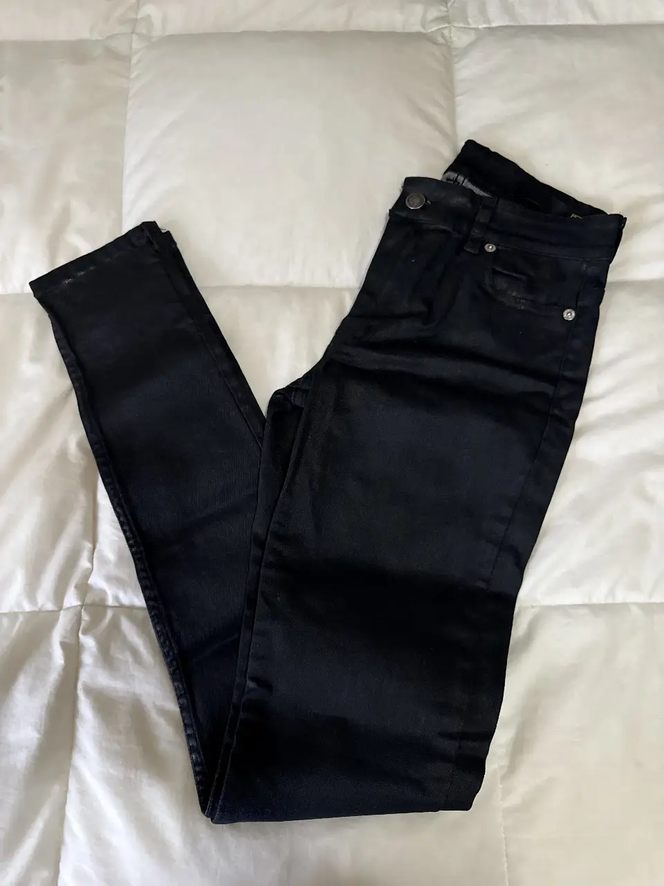 Jeans negro de tiro bajo, corte skinny. Ideal para un look casual y moderno.