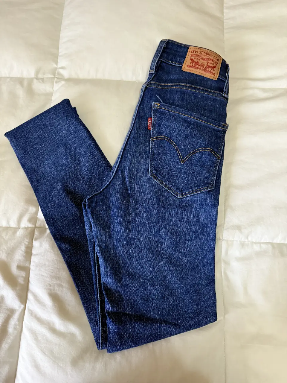 Jeans de mujer Levi's 721 High Rise Skinny, tiro alto, color azul oscuro, talle 24. Un clásico de la marca, ideal para un look casual y versátil.