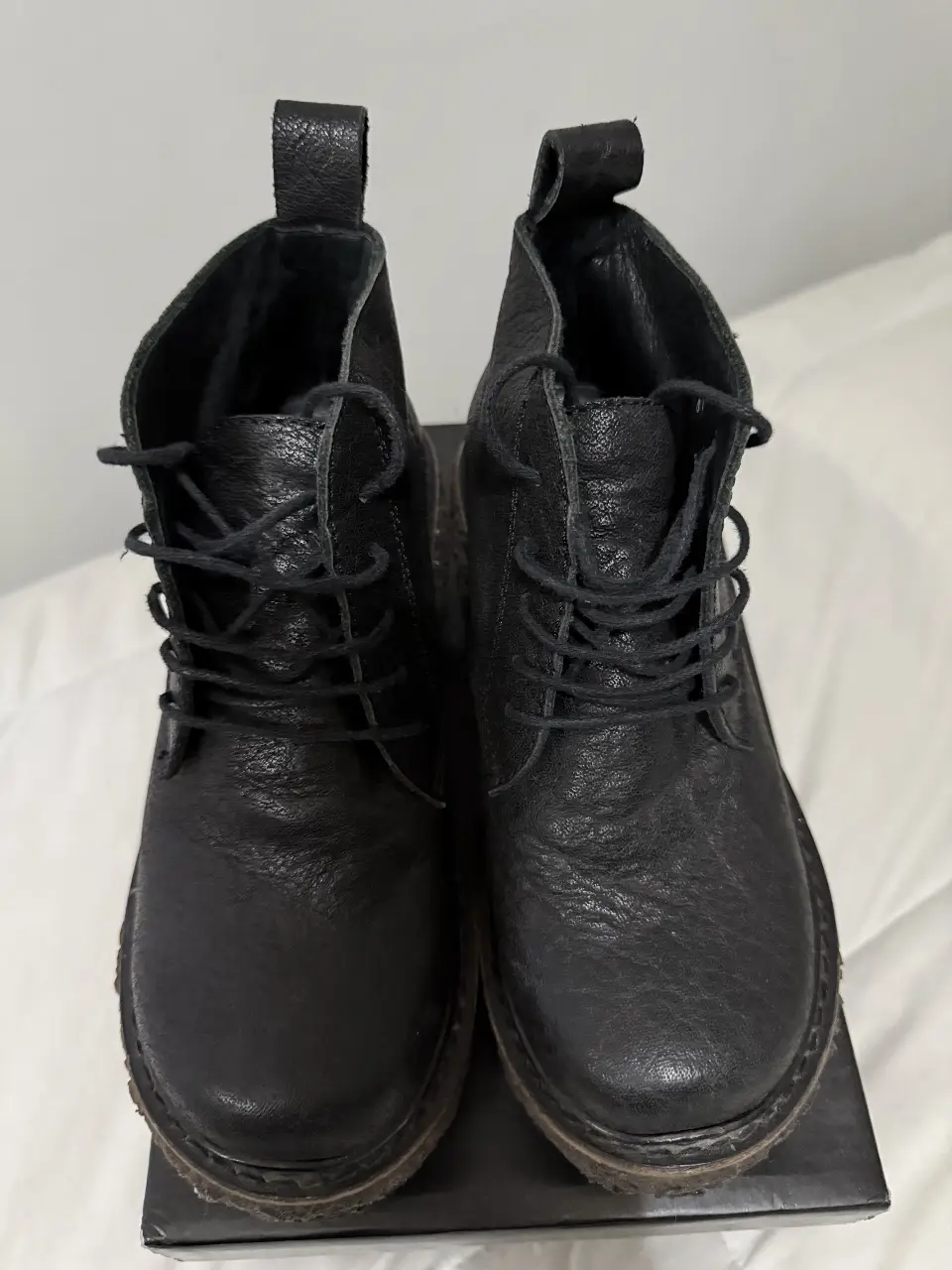 Borcegos de cuero negro con cordones y suela gruesa. Estilo urbano y moderno, ideales para un look casual y canchero. 100% cuero 