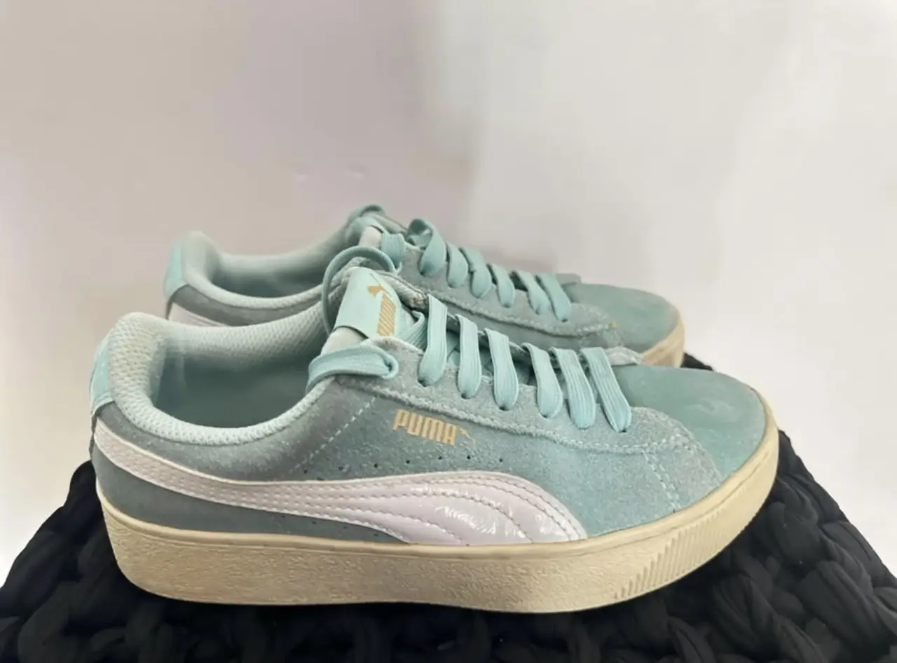 Zapatillas Puma de gamuza celeste con detalles en blanco y suela color crema. Talle 35.5 EU, 4C US.