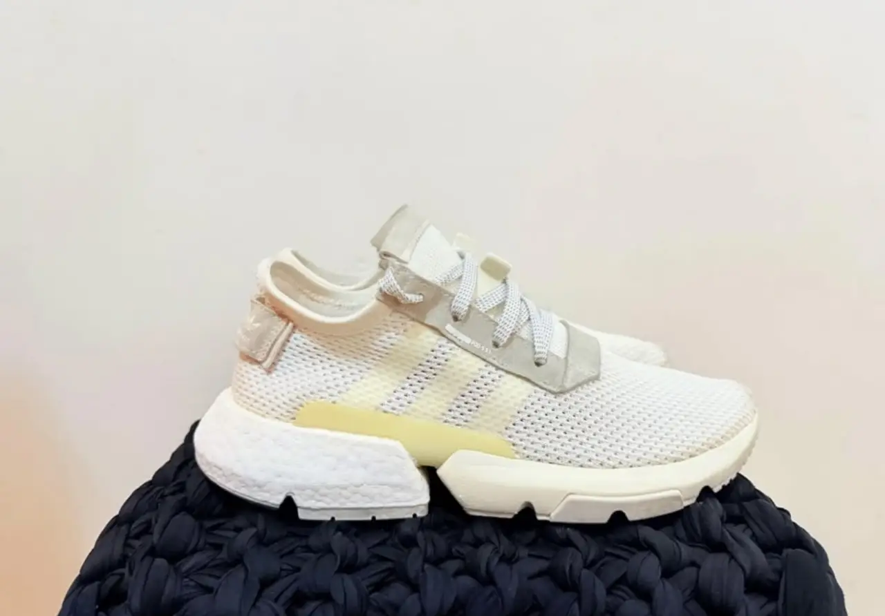 Zapatillas Adidas POD-S3.1 blancas con detalles en amarillo y gris. Talle 9 US. Ideales para un look casual y deportivo.