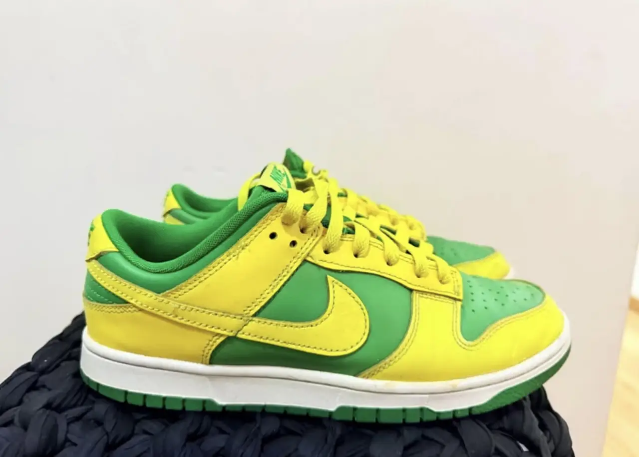 Zapatillas Nike Dunk Low en amarillo y verde, un clásico del calzado urbano. Diseño icónico con detalles vibrantes y suela resistente. Perfectas para un look casual y con estilo. Original 