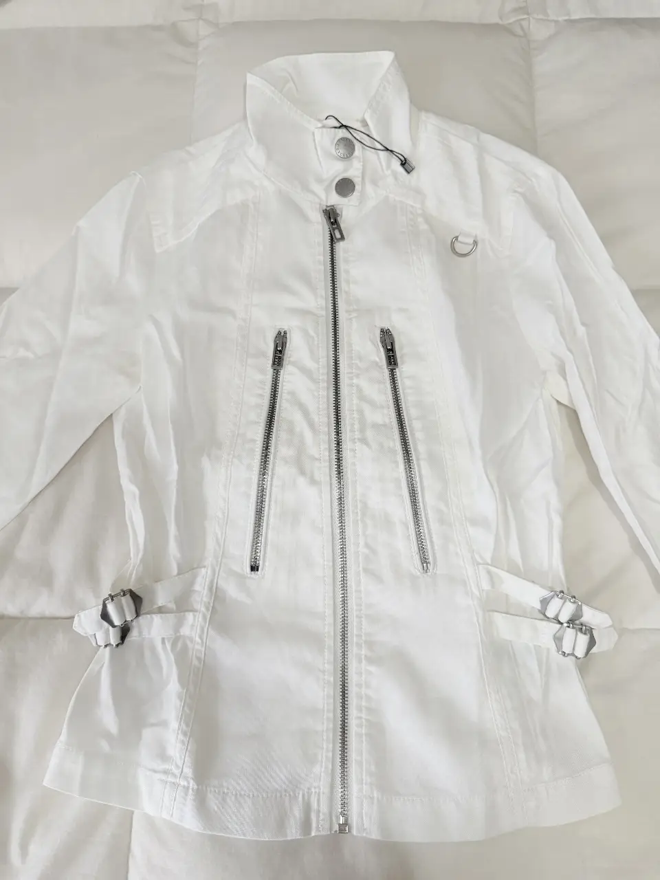 Campera blanca de Armani Exchange, con cierre y detalles metálicos. Talle XS.