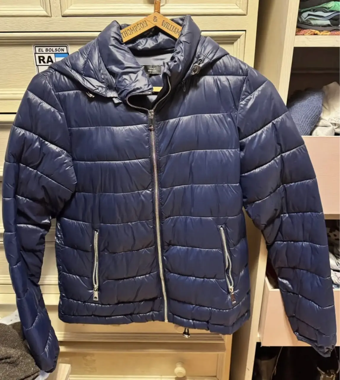 Campera puffer azul marino de la marca Zara, talle XS. Ideal para el invierno, con capucha y cierre. Perfecta para un look casual y abrigado.