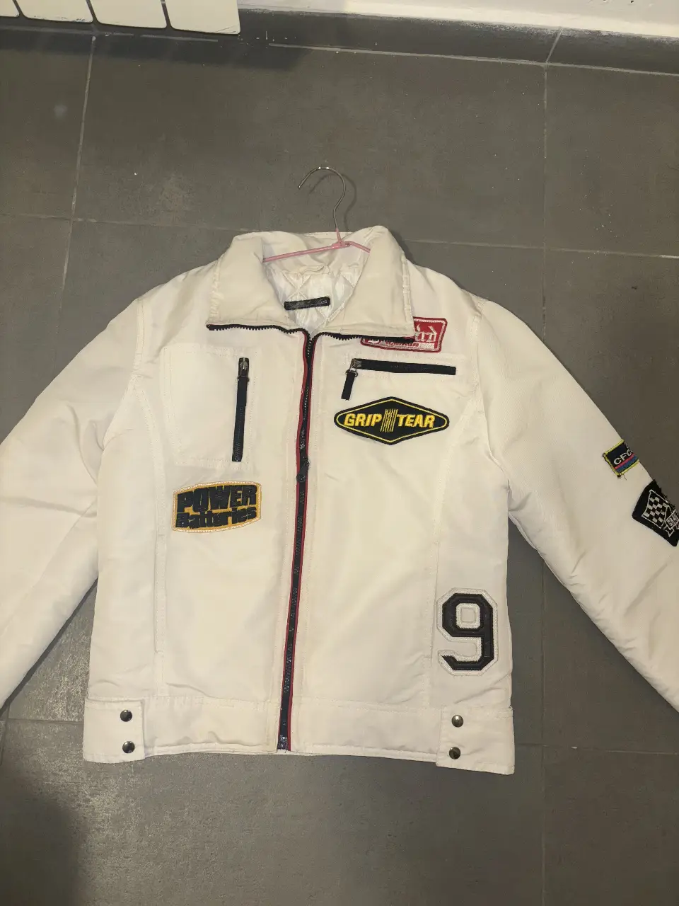 Campera de hombre estilo racer, blanca con detalles en negro y parches. Ideal para un look casual y con onda.