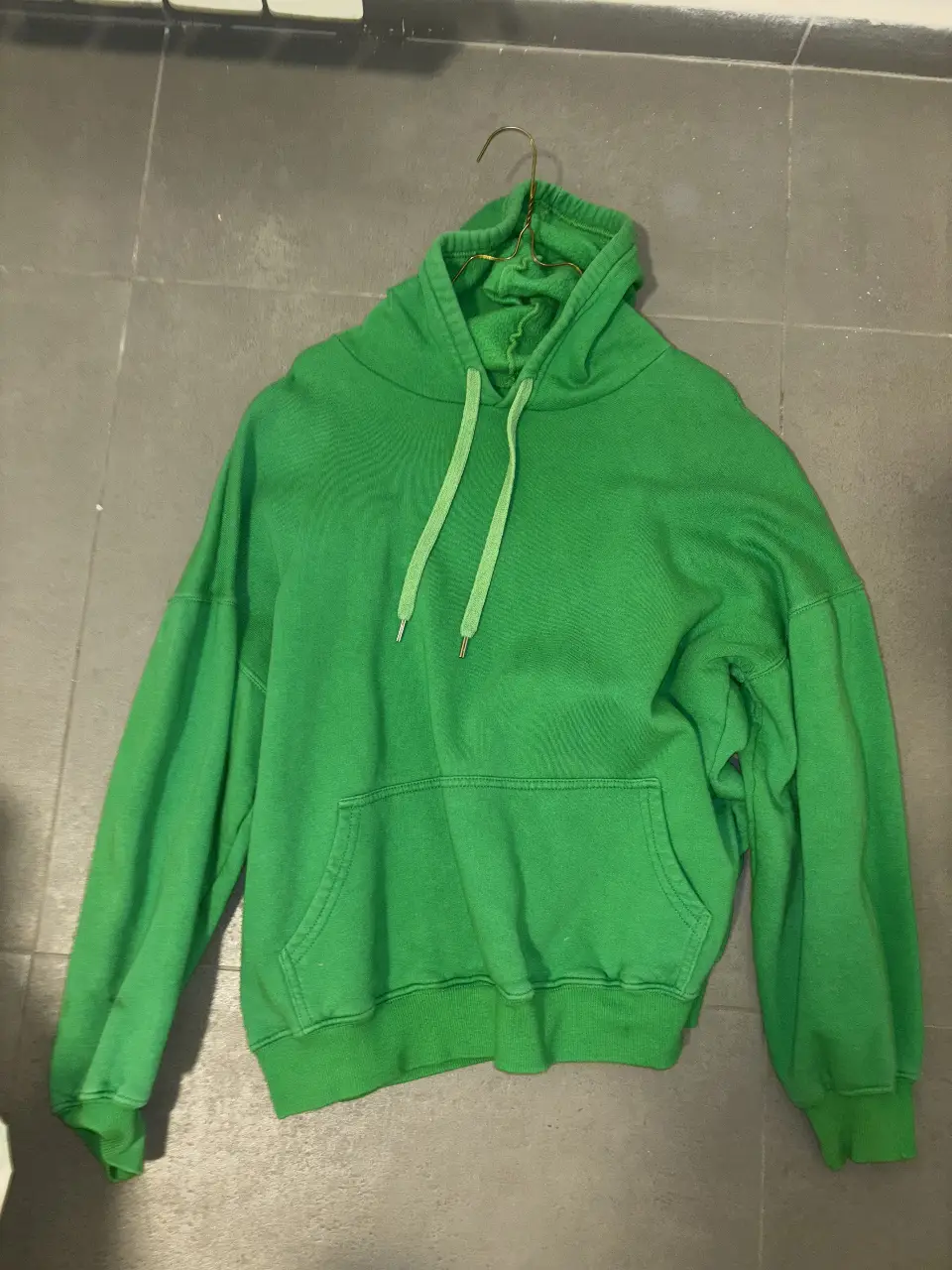 Buzo canguro verde, ideal para un look casual y cómodo. Confeccionado en un tejido suave y resistente, este buzo es perfecto para el día a día. Cuenta con capucha y bolsillo delantero tipo canguro, ofreciendo un estilo relajado y funcional. Ideal para combinar con jeans o pantalones deportivos.