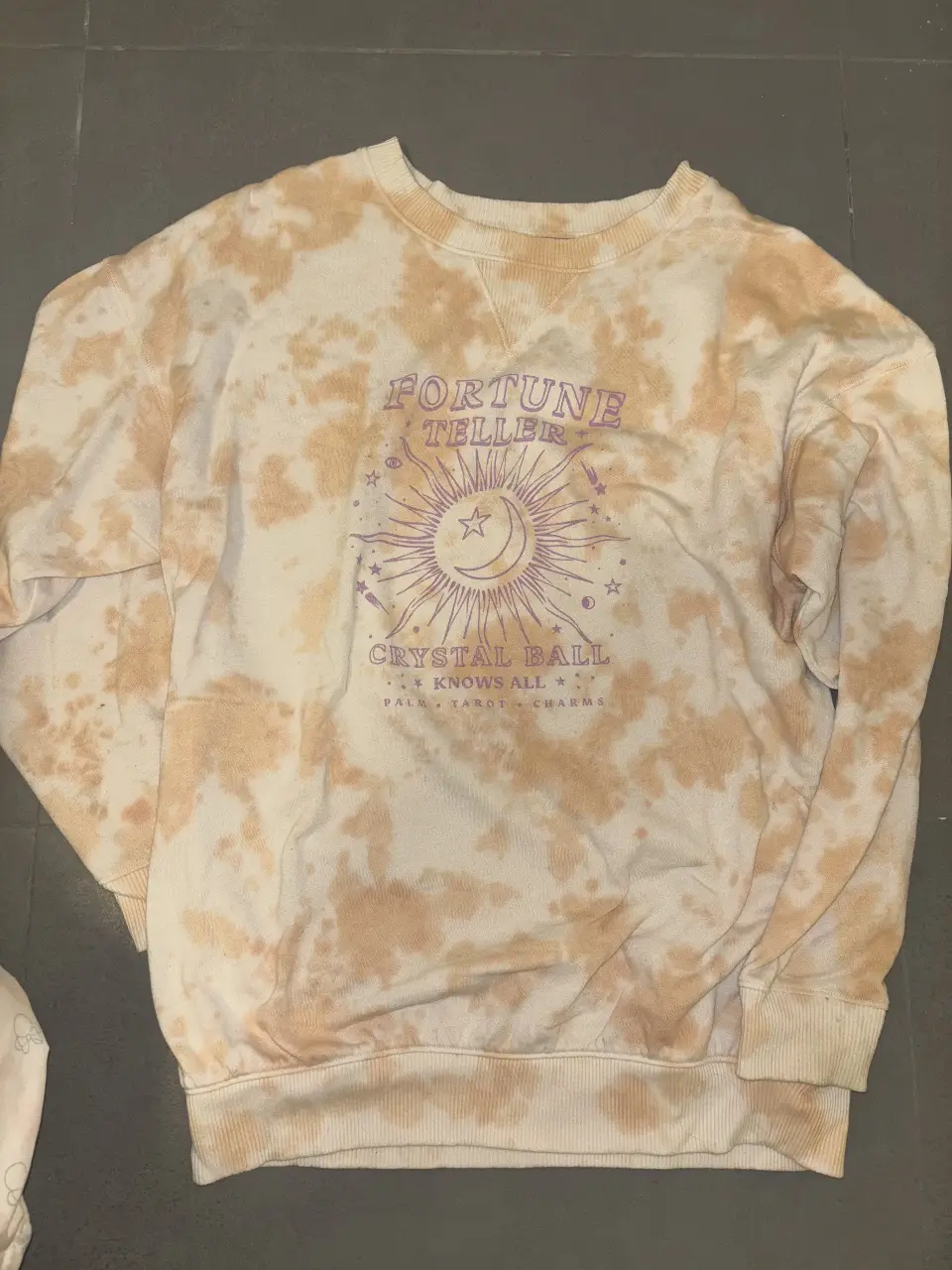 Buzo de cuello redondo con estampado "Fortune Teller" y diseño tie-dye. Ideal para un look casual y cómodo. oversize