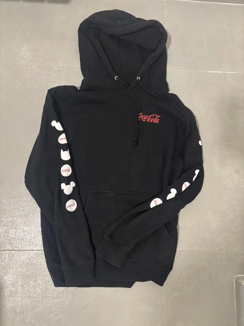 Buzo canguro negro de algodón con capucha, con estampado de Coca-Cola y Mickey Mouse de Walt Disney World Resort. Ideal para un look casual y cómodo.