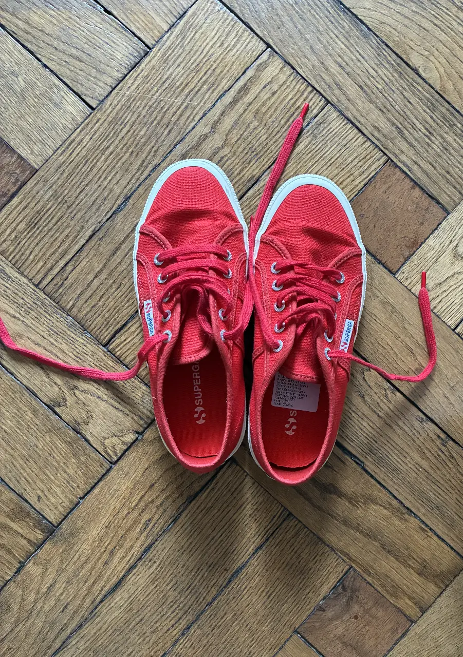 Zapatillas Superga rojas, talle 39 EU, con suela de goma y capellada de lona. Ideales para un look casual y cómodo.