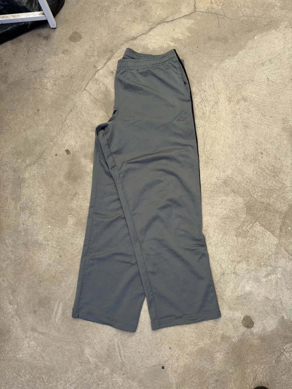 Deportivo champion. Deportivo y cómodo. Posee cordón de ajuste en la cintura y logo bordado.