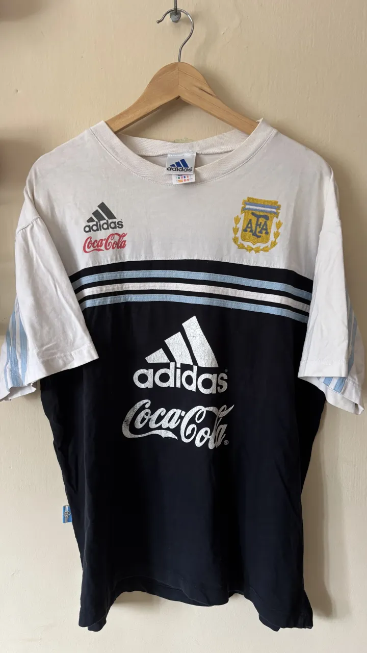 Remera de entrenamiento AFA 1998 original, ya voy a subir mas fotos pero esta muy bien conservada apesar de sus años. 