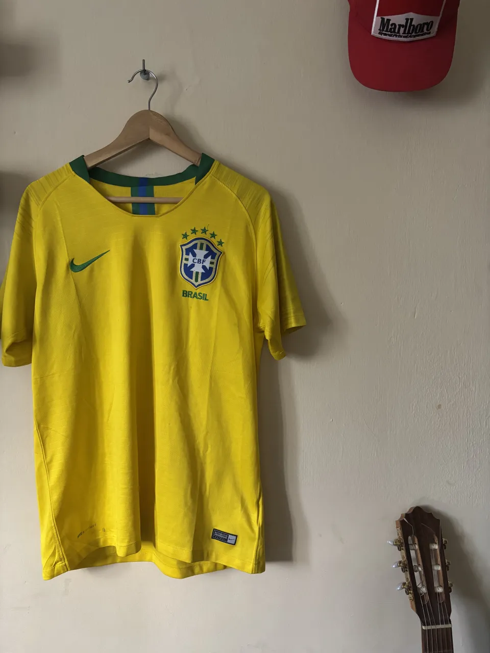 Remera deportiva amarilla de la selección de Brasil. Escudo de la CBF bordado en el pecho. G5.