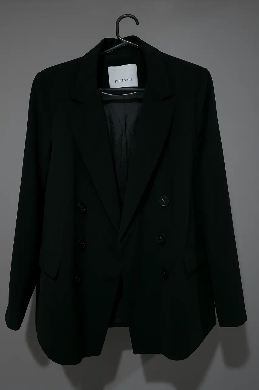 Elegante blazer negro de PortsAid, ideal para un look formal o de trabajo. Confeccionado con materiales de alta calidad, este blazer ofrece un ajuste perfecto y un estilo atemporal. Perfecto para combinar con pantalones sastreros o jeans.