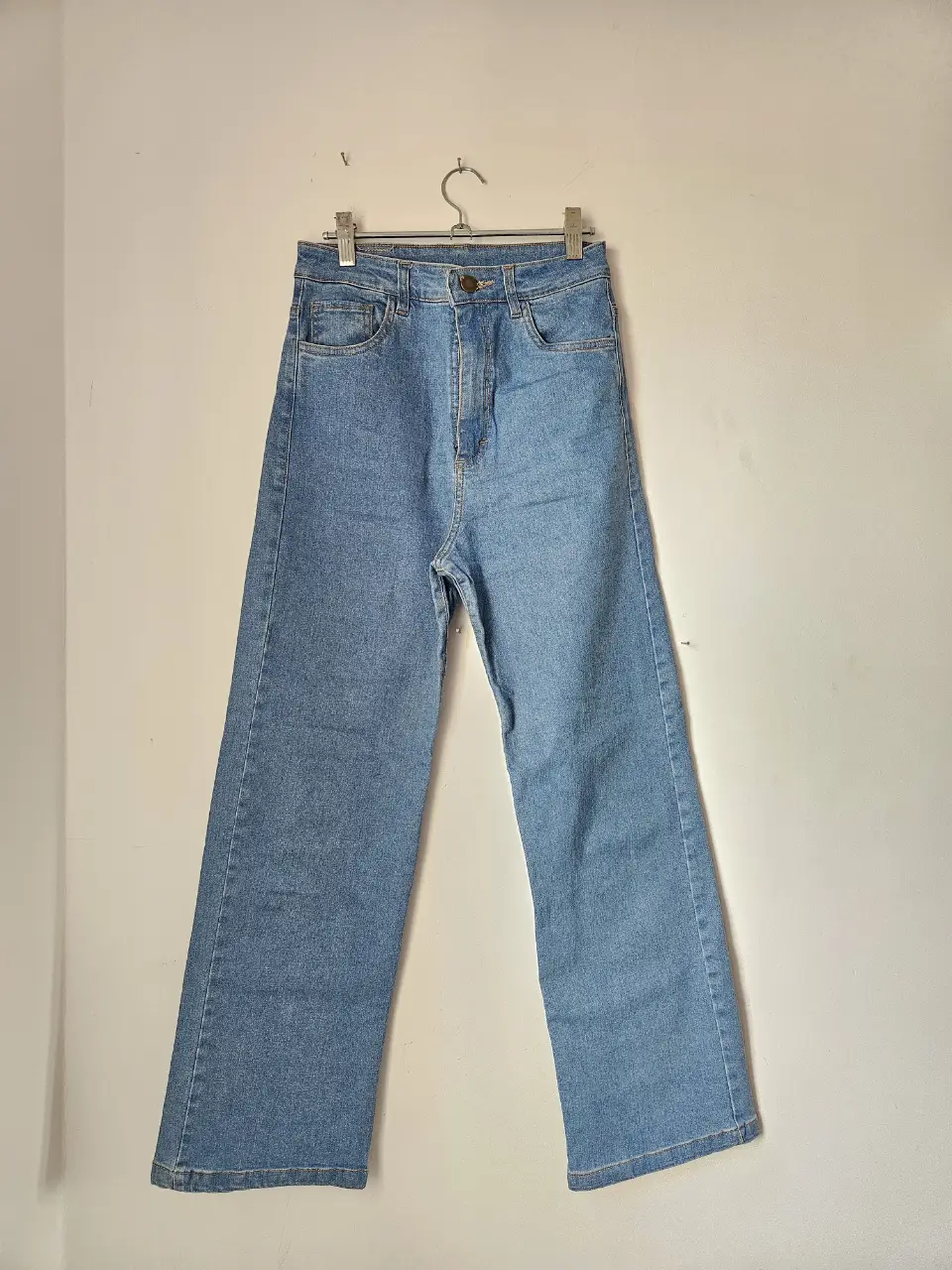 Jeans rectos de mujer, tiro alto, color azul claro. Medidas: Cintura 33cm, Tiro delantero 32cm, Largo 97cm.