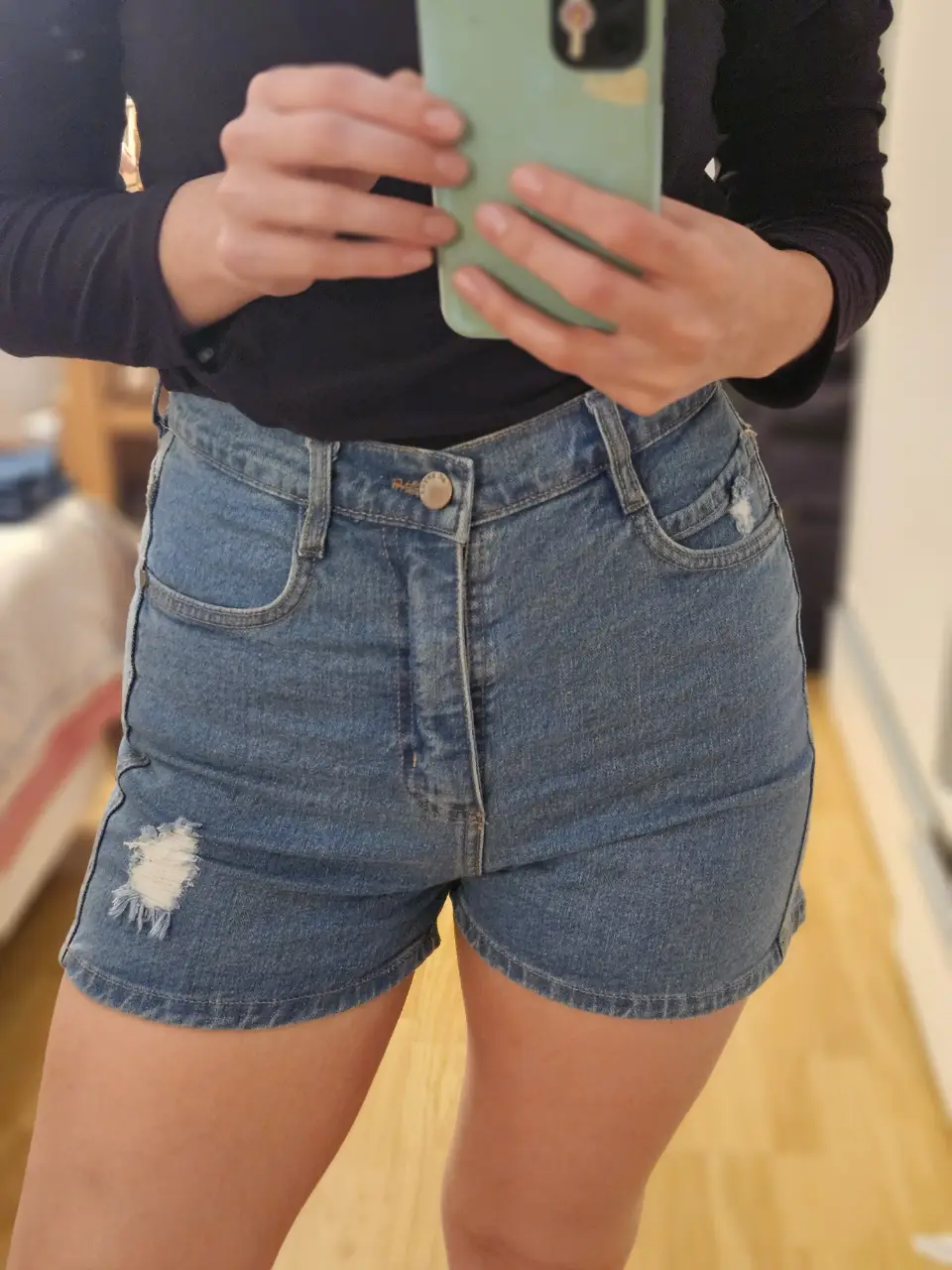 Short de jean azul con detalles rotos en la parte delantera y trasera. Tiro alto. Medidas: Tiro 29cm, Cintura 31cm. Tiene 2% elastano