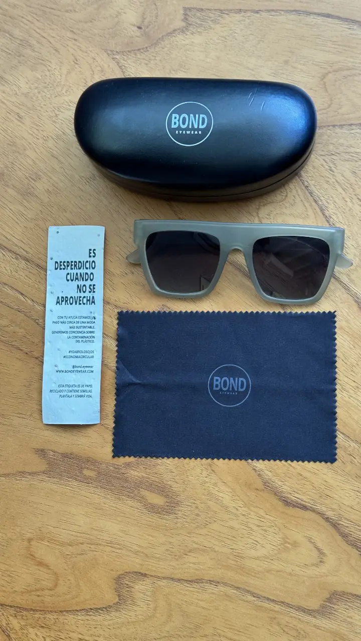 Anteojos de sol Bond Eyewear modelo D’ARO con armazón verde claro y cristales oscuros. Incluye estuche, funda y paño de limpieza.