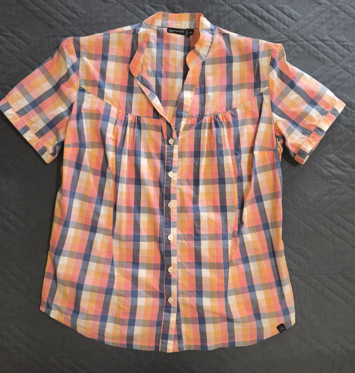 Camisa a cuadros manga corta, con botones al frente y cuello camisero. Ideal para un look casual y fresco.
Talle 40, casi sin uso