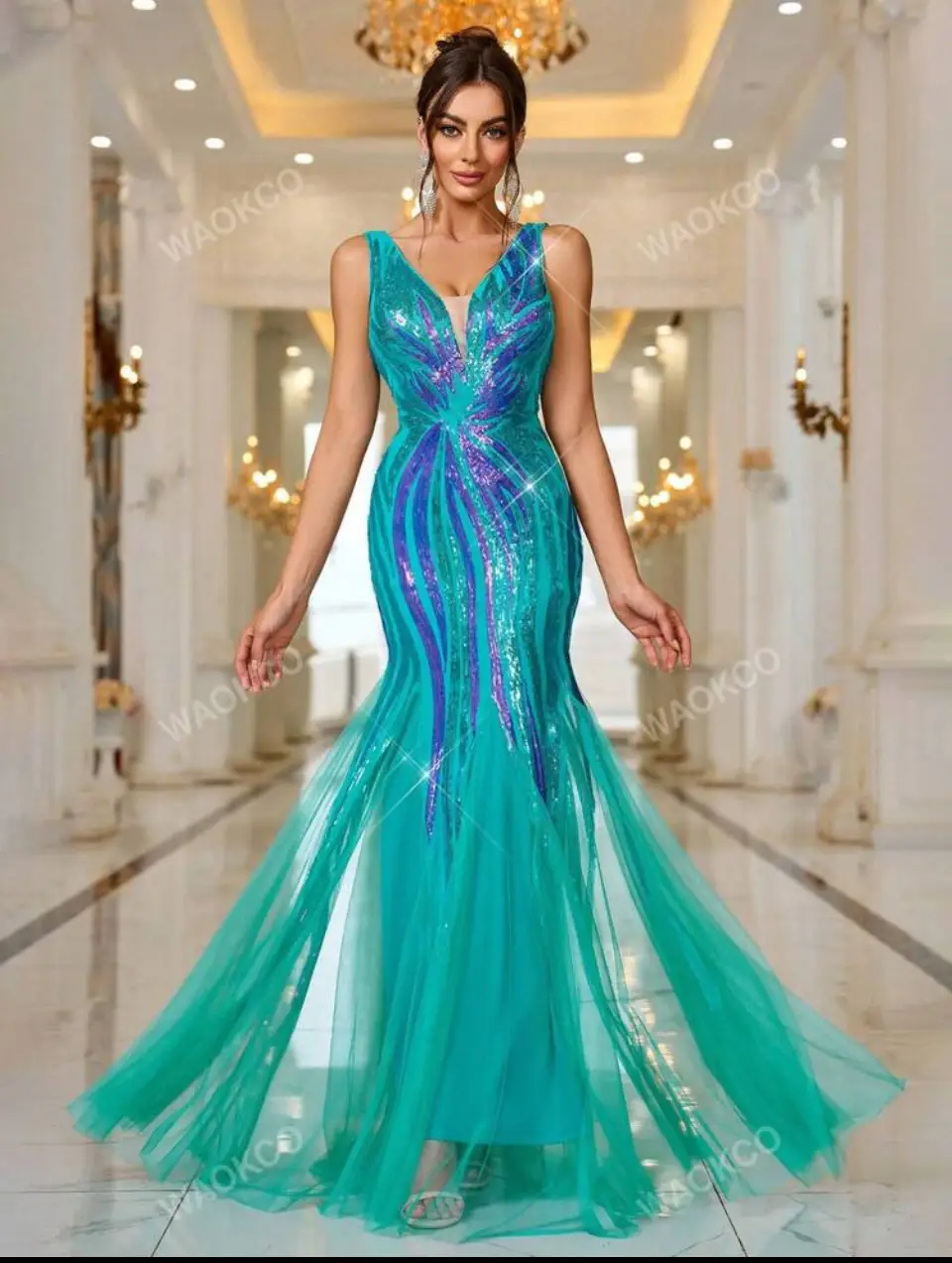Vestido de fiesta largo, con escote en V y detalles de lentejuelas en la parte superior. Falda con cola y tul.