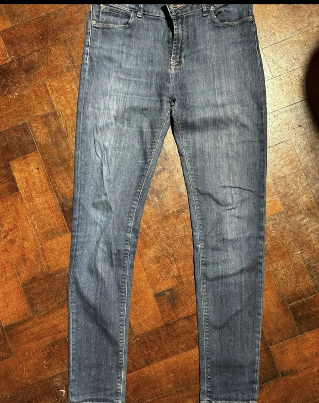 Jeans de mujer, tiro medio, color azul. Marca Akiabara, talle 29/30. Perfecto para un look casual y versátil.