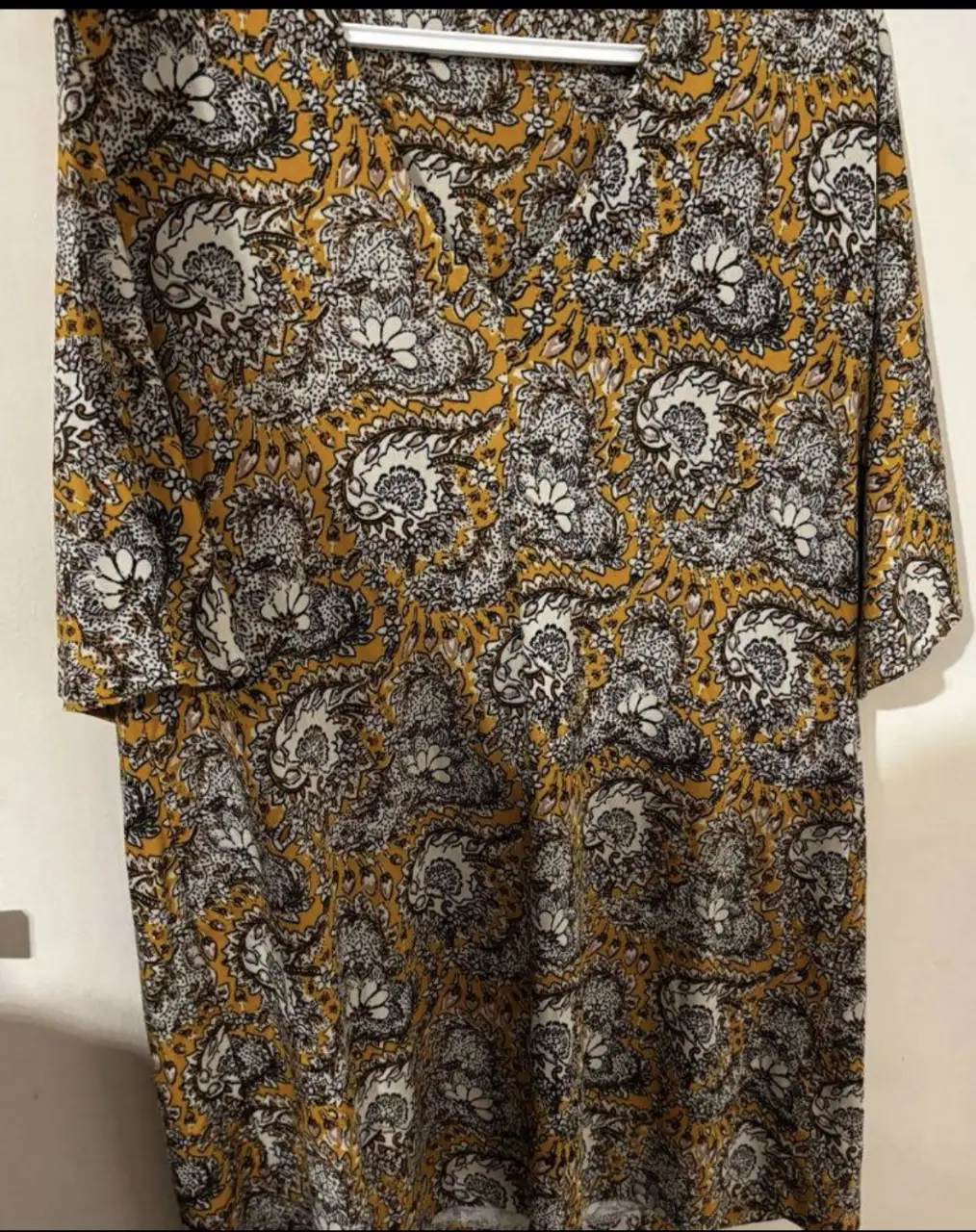 Vestido estampado con diseño floral en tonos amarillos y blancos. Ideal para un look casual y fresco.